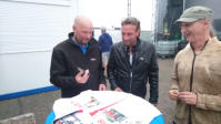 Torte , Steffen und Ola van Sander signeren unser Hemd